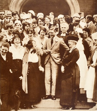 Canadese vrouwen vertellen koning Edward VIII een grap, op het Ontario Agricultural College, 1919 door English Photographer